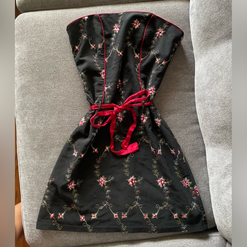 Nikki Mae | Strapless Mini Dress With Embroidery Details | Size: 9